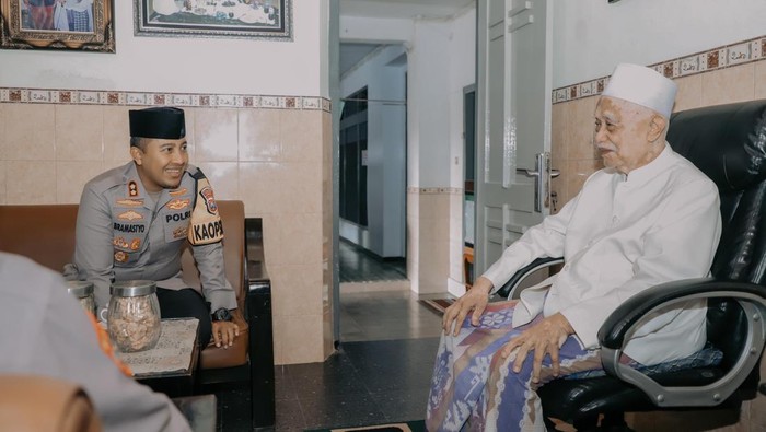 Kapolres Kediri Sowan ke KH Anwar Mansyur Lirboyo