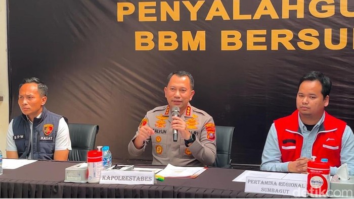 Kapolrestabes Medan Kombes Jean Calvijn  saat merilis kasus penyalahgunaan BBM bersubsidi. (Foto: Finta Rahyuni/detikSumut)