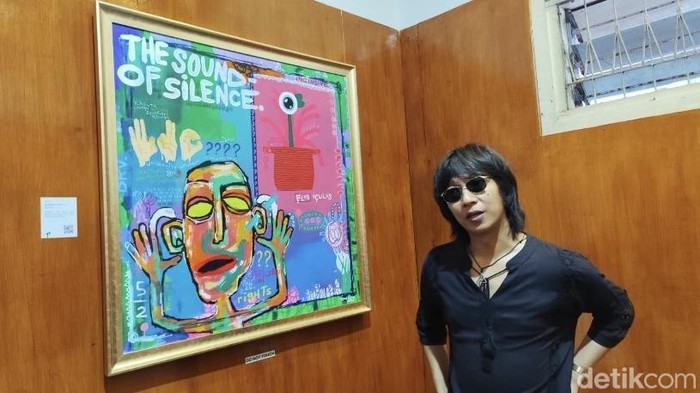 Karya seni The Sound of Silence kritik fasilitas juru bahasa isyarat di kampus