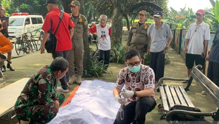 Satpol PP mengevakuasi jenazah seorang pria lanjut usia di kawasan Kanal Banjir Timur (KBT), Pondok Bambu, Duren Sawit, Jakarta Timur, Kamis (12/2/2026). (ANTARA/Siti Nurhaliza)