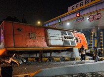 Bus Pariwisata Terguling di GT Waru Surabaya, 16 Orang Luka