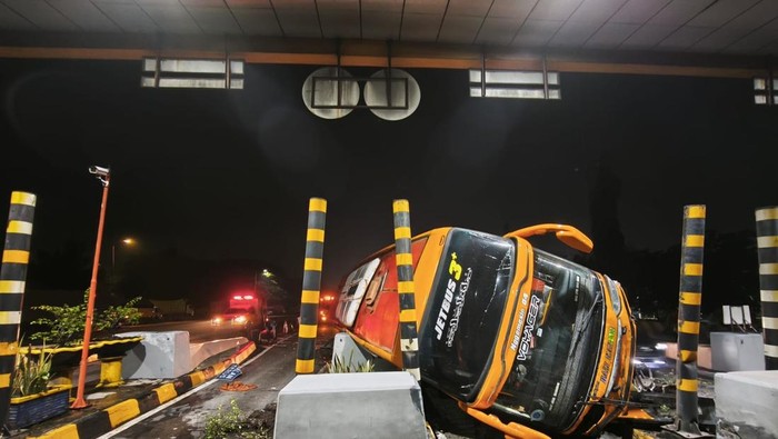Bus pariwisata asal Grobogan terguling di GT Waru Utama, Surabaya, Rabu malam. 16 penumpang terluka.