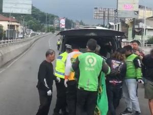 Emak-emak Pejalan Kaki Tewas Tertabrak Mobil Boks di Flyover Semarang