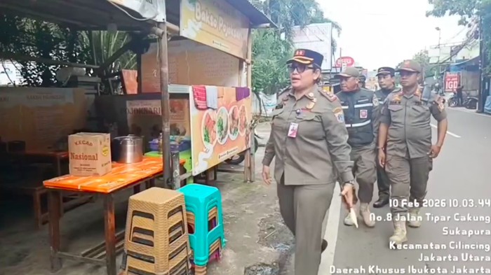 Kedai bakso di Cilincing, Jakut ramai disorot karena dianggap menyerobot trotoar. Satpol PP Cilincing menyampaikan hasil pengecekan lokasi. (dok Satpol PP Cilincing)