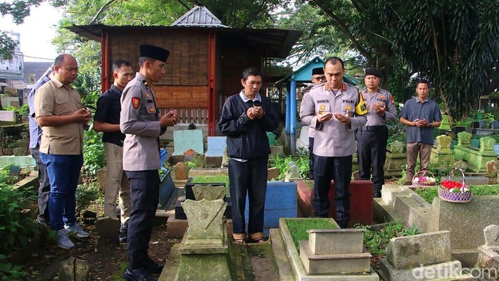 Kegiatan Nyadran Kapolresta Malang Kota Kombes Putu Kholis Aryana ke makam korban Tragedi Kanjuruhan