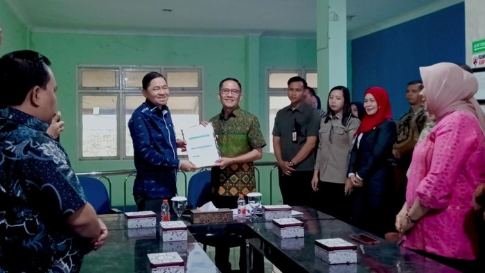 Kepala Perwakilan Ombudsman RI Sumsel menyerahkan raport penilaian Ombudsman kepada Wali Kota Palembang