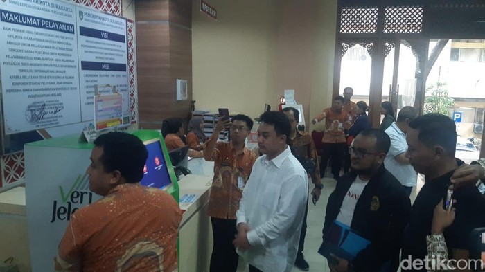 Paku Buwono XIV Purbaya ketika mendatangi Kantor Dispendukcapil Solo, Kamis (12/2/2026).