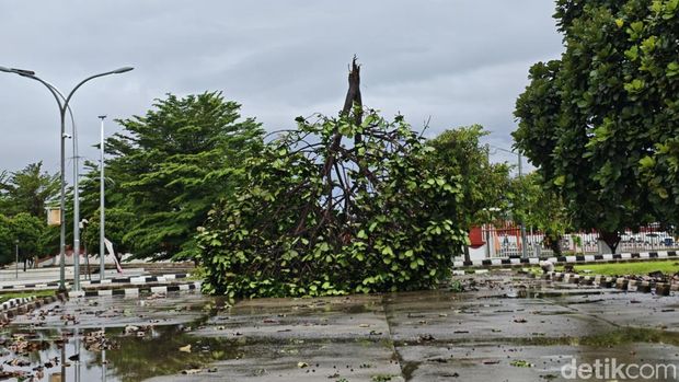 Kerusakan di Pakansari usai angin kencang menerjang. Kerusakan di Pakansari usai angin kencang menerjang.