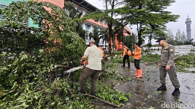 Kerusakan di Pakansari usai angin kencang menerjang. Kerusakan di Pakansari usai angin kencang menerjang.