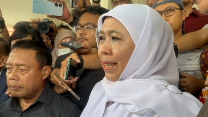 Gubernur Jatim Khofifah usai menghadiri jadi saksi sidang di pengadilan Tipikor Surabaya