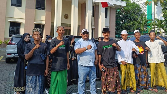 Para santri yang datang ke pengadilan Tipikor Surabaya mengawal Gubernur Jatim Khofifah saat menghadiri sidang