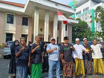 Dukungan Para Santri ke Gubernur Khofifah Saat Penuhi Panggilan Sidang