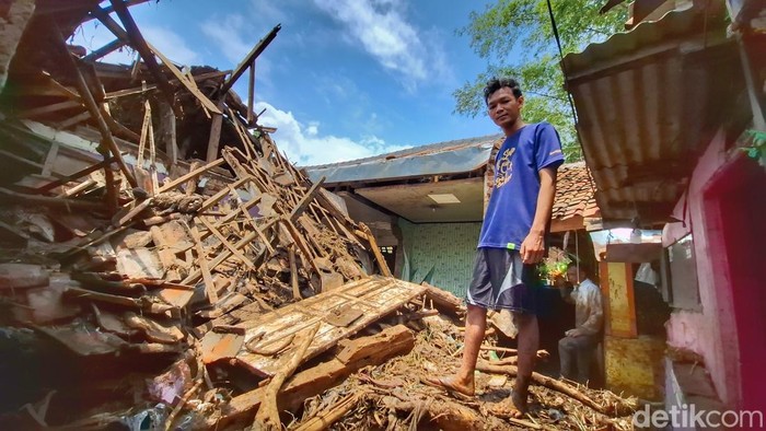 Kia Muhram Kurniawan (22) saat wawancara bersama awak media di Kampung Bojong Keusik, Desa Bojong, Kecamatan Majalaya, Kabupaten Bandung