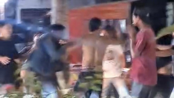 Pria berinisial ZL ditangkap setelah kepergok mencuri kabel listrik PLN di Kolaka. Ia diamuk massa sebelum diserahkan ke polisi.