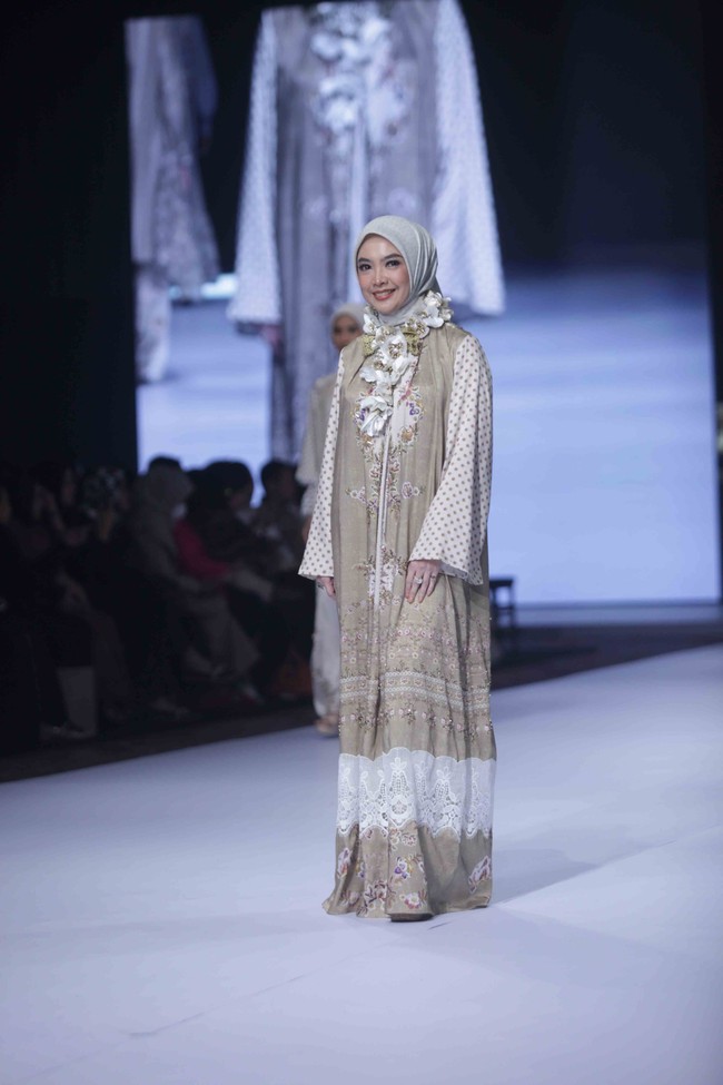 Ketua Umum IPEMI, Inggrid Kansil, tampil dalam balutan busana muslim koleksi Benang Jarum yang memadukan warna krem lembut dengan detail brokat putih yang manis di bagian bawah. Foto: Gilang Faturahman/detikFoto.