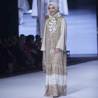 Ketua Umum IPEMI, Inggrid Kansil, tampil dalam balutan busana muslim koleksi Benang Jarum yang memadukan warna krem lembut dengan detail brokat putih yang manis di bagian bawah. Foto: Gilang Faturahman/detikFoto.