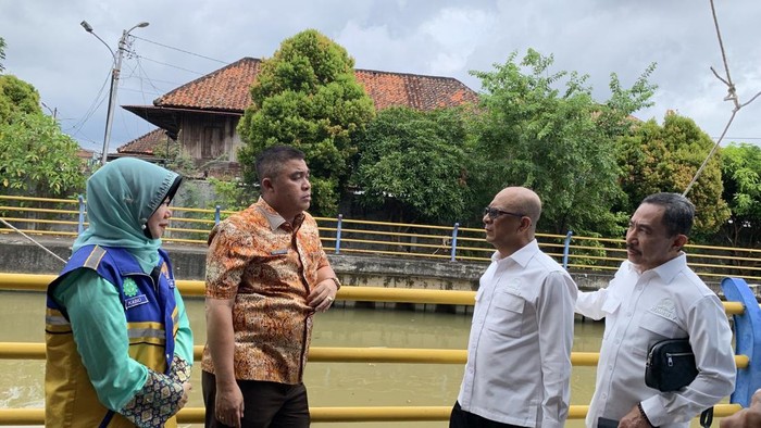 Komisi V beserta jajaran dalam peninjauan sistem pengendalian banjir di Sungai Bendung Palembang