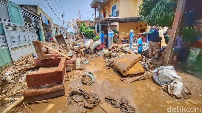 Kondisi material lumpur sisa banjir luapan Sungai Cisunggalah di Kampung Bojong Keusik, Desa Bojong, Kecamatan Majalaya, Kabupaten Bandung, Kamis (12/2/2026).