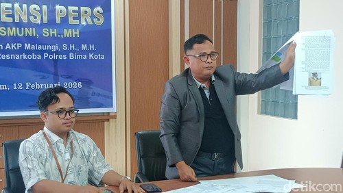 Asmuni, kuasa hukum bekas Kasatresnarkoba Polres Bima Kota AKP Malaungi konferensi pers di kantornya, Kamis (12/2/2026). (Foto : Abdurrasyid Efendi/detikBali).