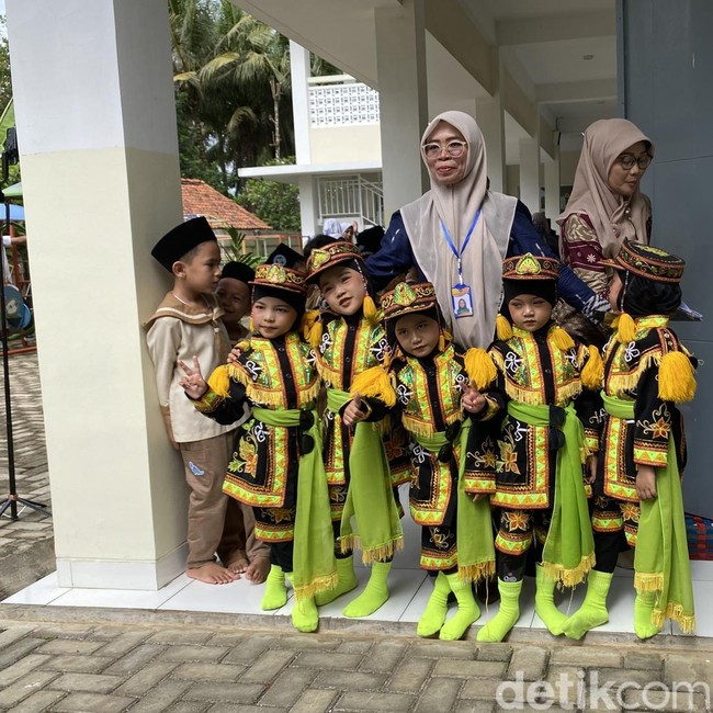 Lucunya Anak TK Saat Dikunjungi Anita Tanjung dan Istri Menteri Era SBY