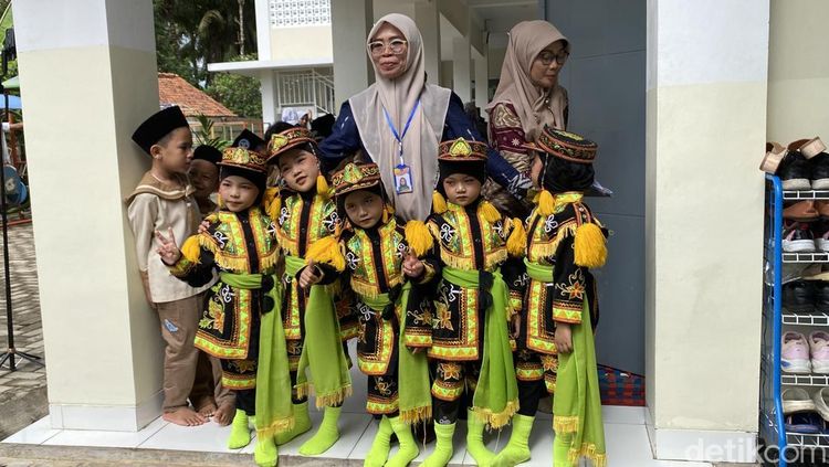 Lucunya Anak TK Saat Dikunjungi Anita Tanjung dan Istri Menteri Era SBY