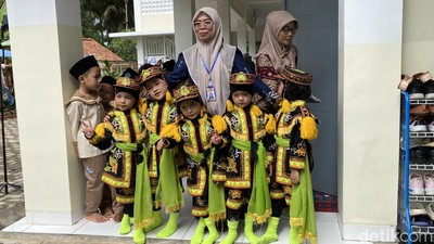 Lucunya Anak TK Saat Dikunjungi Anita Tanjung dan Istri Menteri Era SBY