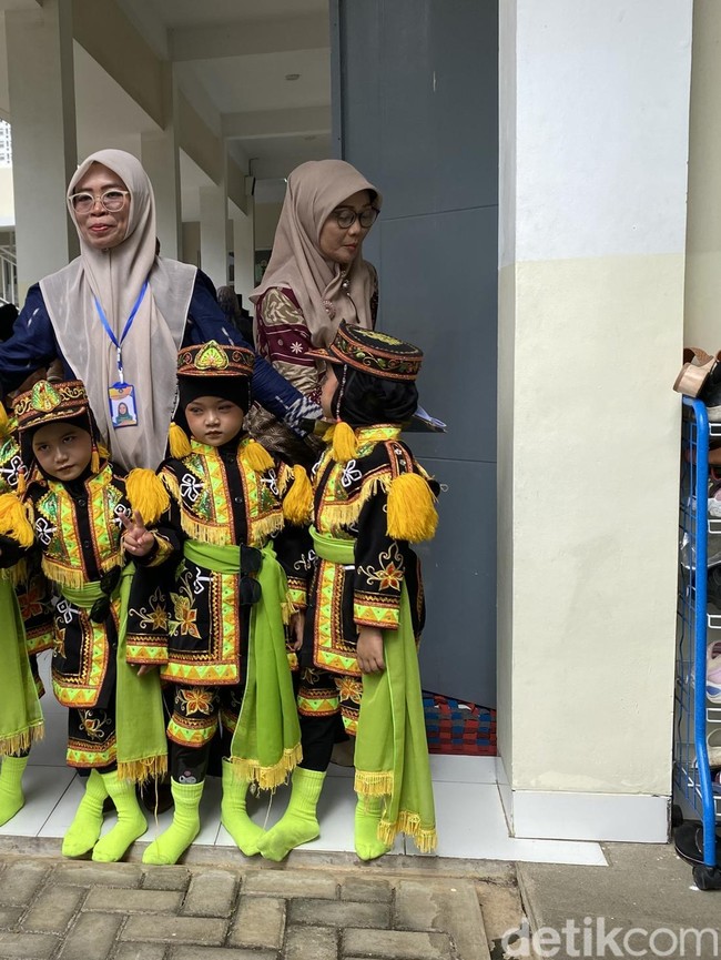 Lucunya Anak TK Saat Dikunjungi Anita Tanjung dan Istri Menteri Era SBY