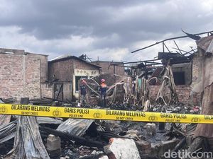 Pemda Dirikan Tenda Darurat untuk Korban Kebakaran di Kertapati Palembang