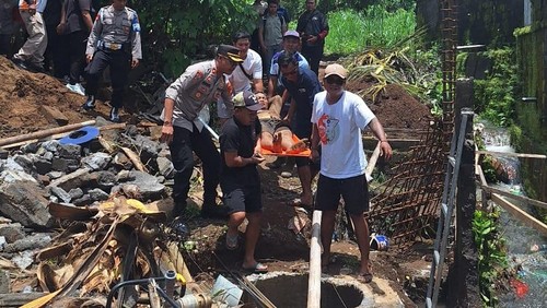 Evakuasi pekerja bangunan yang tertimbun longsoran di Banjar Tegenungan, Desa Kemenuh, Gianyar, Kamis (12/2/2026). (Polres Gianyar)