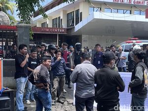 Demo di RS Bhayangkara Makassar, Massa Desak Penyebar Foto Visum Diungkap