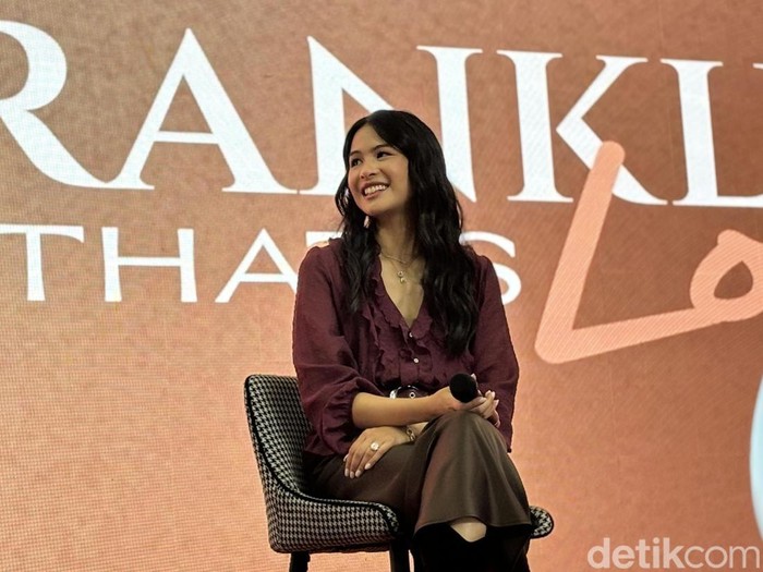 Maudy Ayunda menghadiri acara peluncuran alphabet charm terbaru dari Frank and co.