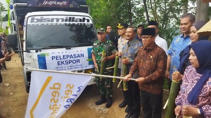 Mendes PDT) Yandri Susanto melepas ekspor gula aren di Pacitan