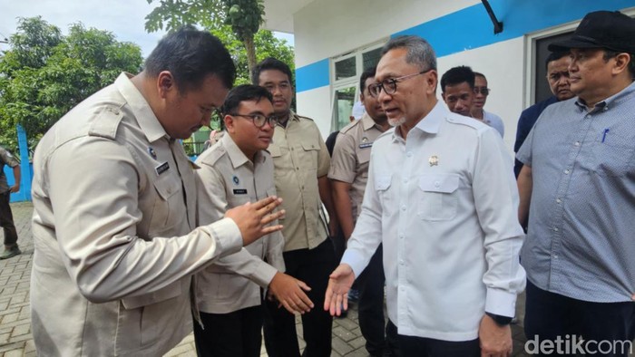 Menko Pangan Zulkifli Hasan tinjau SPPG di Kabupaten Malang