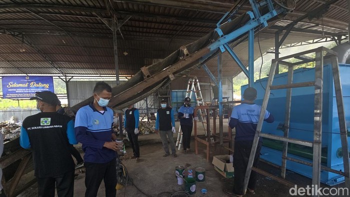 Menteri Imipas Cek Mesin Pengolahan Sampah oleh Napi Nusakambangan