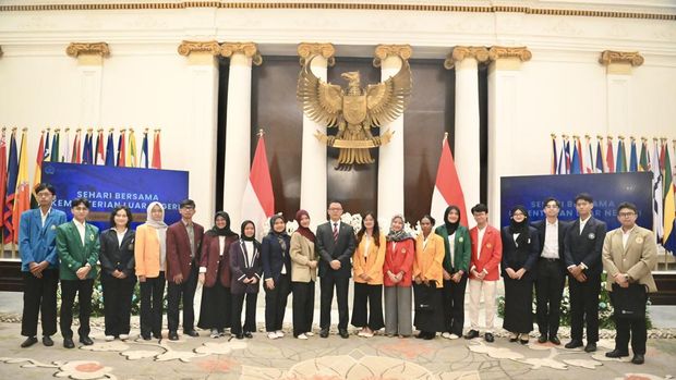 Menteri Luar Negeri Sugiono menerima kunjungan mahasiswa dari sejumlah universitas di Indonesia pada Kamis (12/2/2026). (Dok. Kemlu)