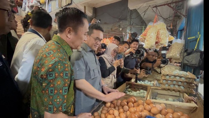 Menteri Perdagangan (Mendag) RI Budi Santoso memantau harga bahan pokok (bapok) di Pasar KM 5 Palembang