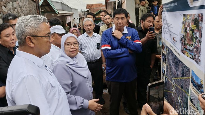 Menteri PKP Maruarar Sirait saat meninjau lahan di Sadang Serang, Kota Bandung yang dibidik menjadi proyek rusunami.