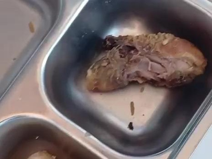 Menu MBG di Kayong Utara yang diduga berulat. (dok Istimewa)