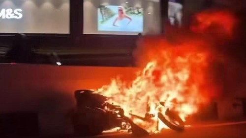 Motor hangus terbakar di underpass Simpang Dewa Ruci, Jalan Bypass Ngurah Rai, Kuta, Bali, Rabu (11/2/2026) malam. (Tangkapan layar Instagram @infodenpasar)