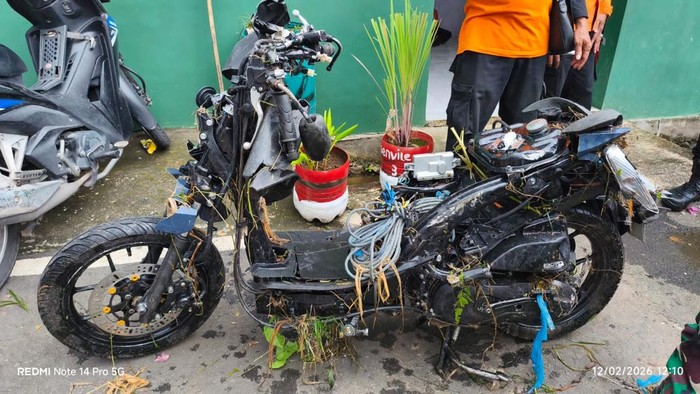 Penampakan motor milik korban tewas terseret banjir Semarang, Kamis (12/2/2026).