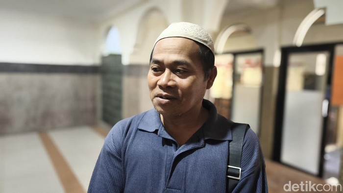 Nurholis (60) marbut masjid Mungsolkanas