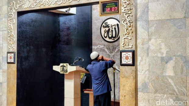 Nurholis (60) marbut masjid Mungsolkanas