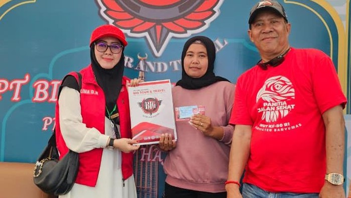 Owner Big Travel Cabang Purwokerto, Lina Diah Novitasari (kiri) saat menghadiri acara jalan sehat dalam rangka HUT ke-80 RI di Menara Teratai Purwokerto, Kabupaten Banyumas, tahun lalu.