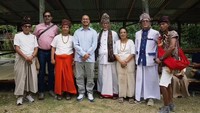 Pandji Pragiwaksono lalu berfoto bersama perwakilan masyarakat Toraja. (Foto: dok Instagram pandji.pragiwaksono)