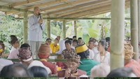 Ada momen saat Pandji Pragiwaksono berdiri mengutarakan sesuatu di hadapan masyarakat Toraja. (Foto: dok Instagram pandji.pragiwaksono)