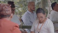 Pandji Pragiwaksono tampak mendengarkan omongan dan pertanyaan dari perwakilan 32 wilayah adat di Toraja. (Foto: dok Instagram pandji.pragiwaksono)