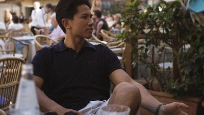 Momen Pangeran Mateen Hangout di Swiss hingga Sarapan di Kolam Renang