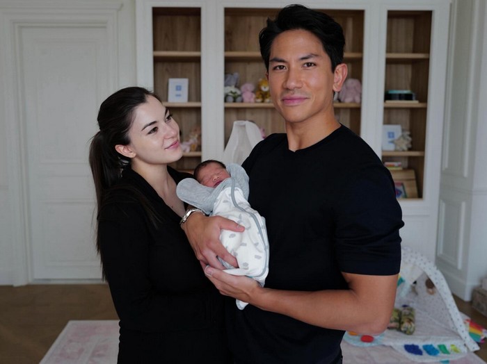 Pangeran Brunei Abdul Mateen dan Anisha Rosnah unggah foto anak pertama.