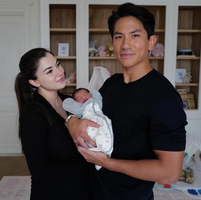 Potret Pangeran Mateen-Anisha Rosnah Kenalkan Bayi Zahra Mariam Bolkiah