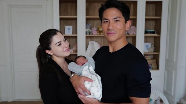 Potret Pangeran Mateen-Anisha Rosnah Kenalkan Bayi Zahra Mariam Bolkiah